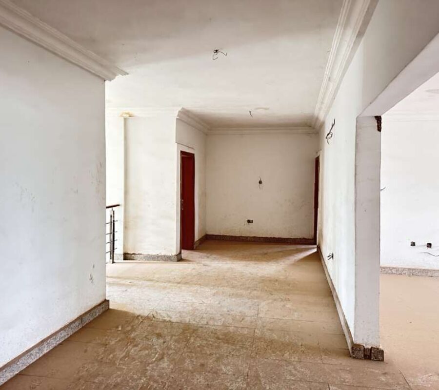 Massive 6 bedrooms detached duplex with 5 rooms guest chalet