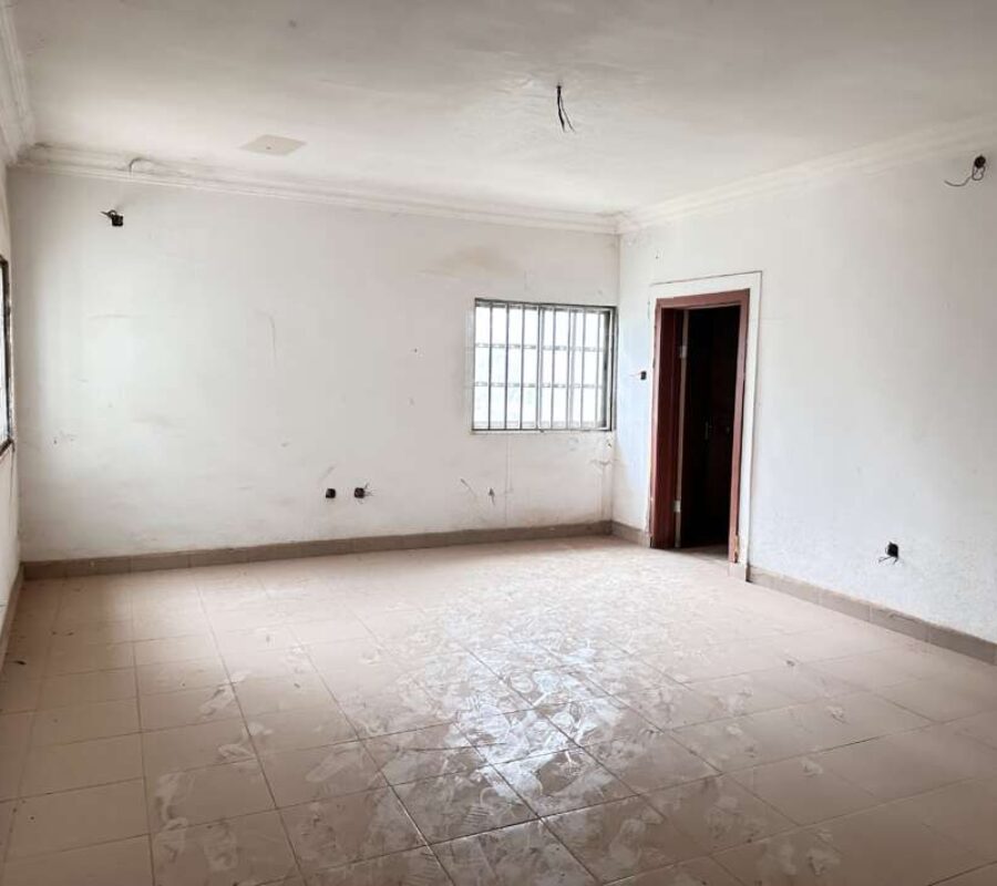 Massive 6 bedrooms detached duplex with 5 rooms guest chalet