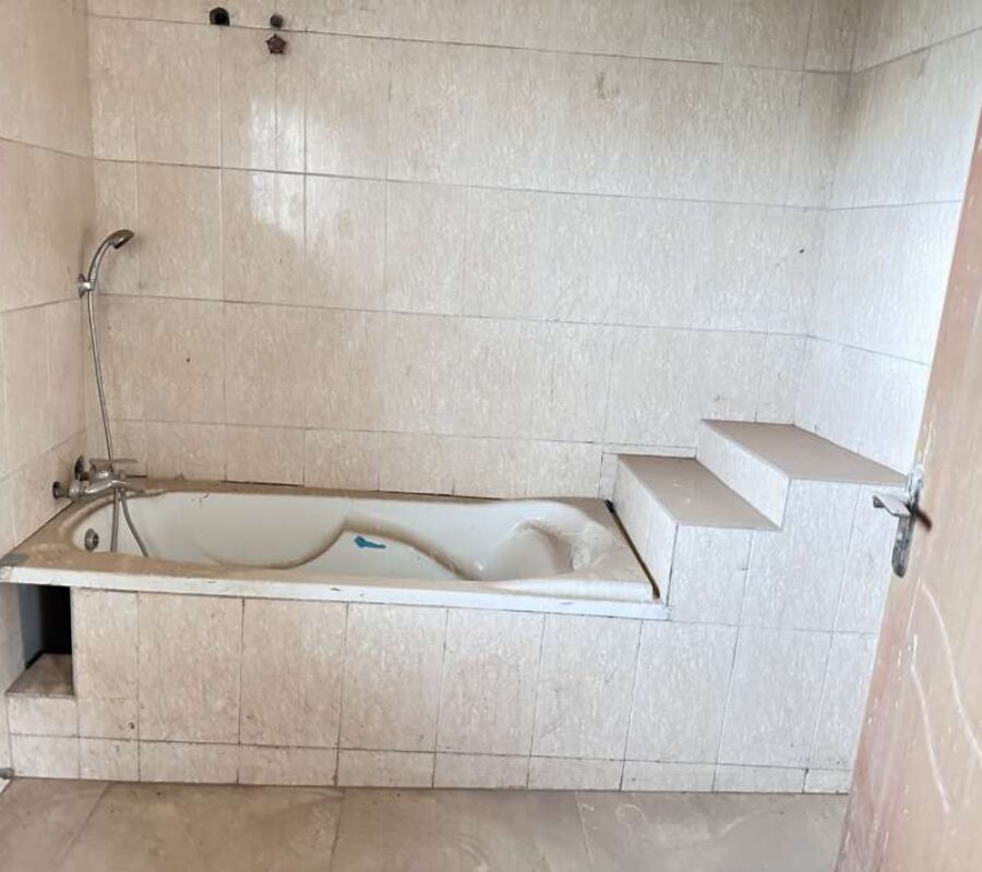 Massive 6 bedrooms detached duplex with 5 rooms guest chalet