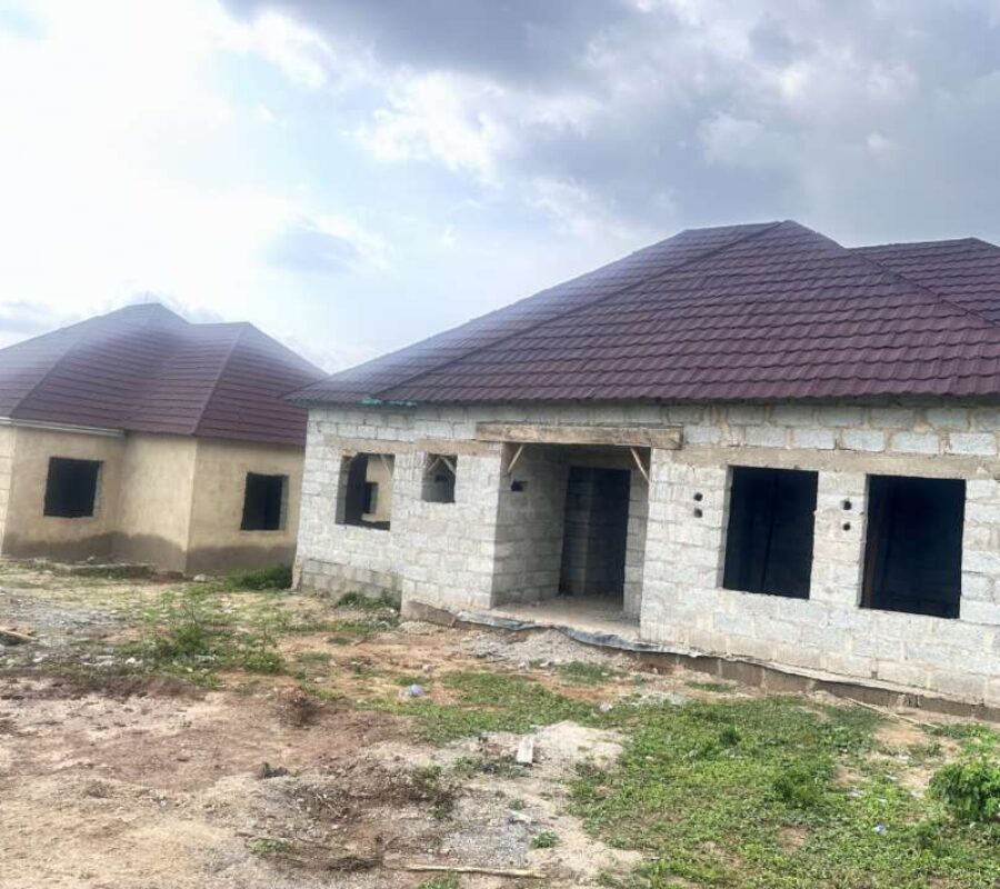 Spacious 3 bedroom bungalow in an estate
