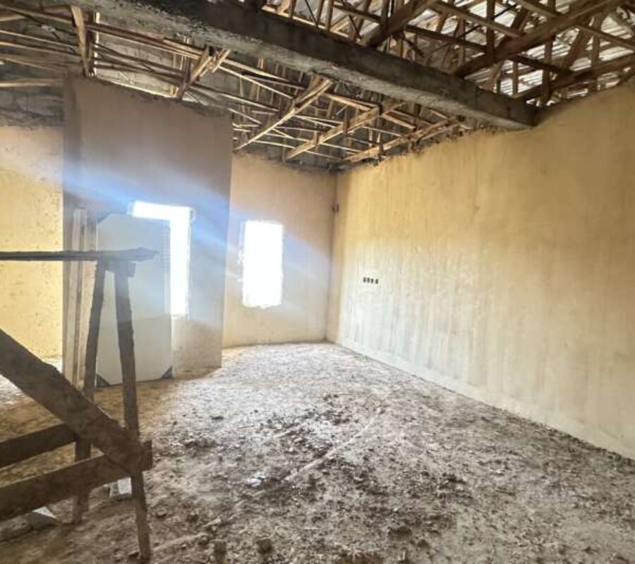 Spacious 4 bedroom terrace duplex with a room Bq