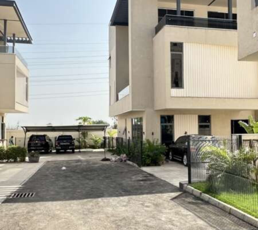 Luxurious 5 bedroom detached duplex with a room Bq