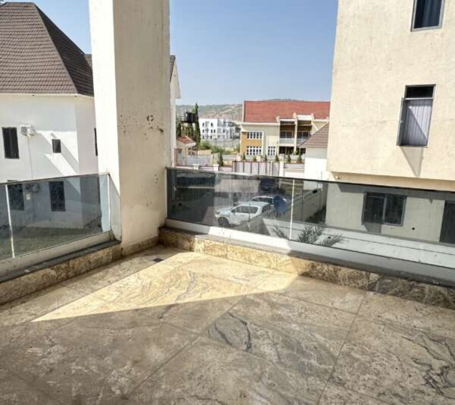 Luxurious 5 bedroom detached duplex with a room Bq