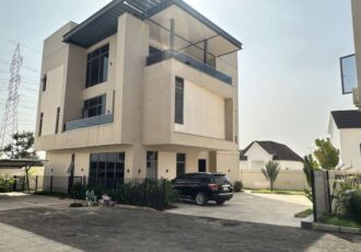 Luxurious 5 bedroom detached duplex with a room Bq