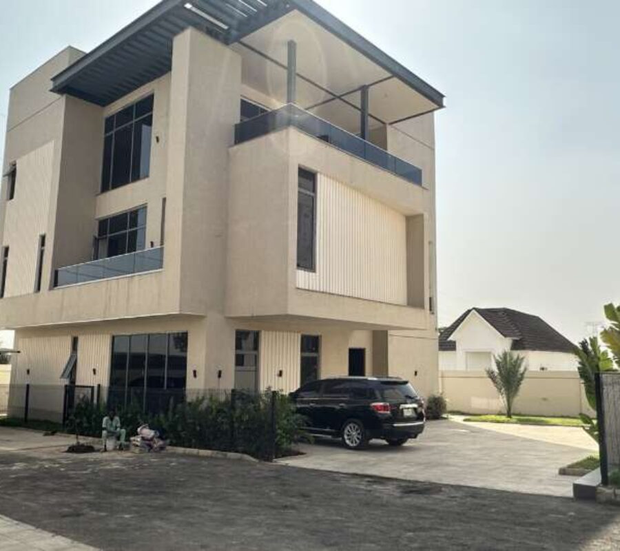 Luxurious 5 bedroom detached duplex with a room Bq