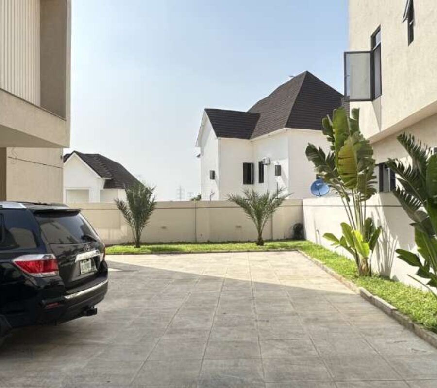 Luxurious 5 bedroom detached duplex with a room Bq