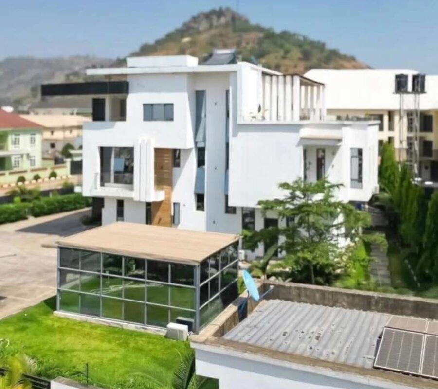 Smart 5 bedroom detached duplex with swimming pool