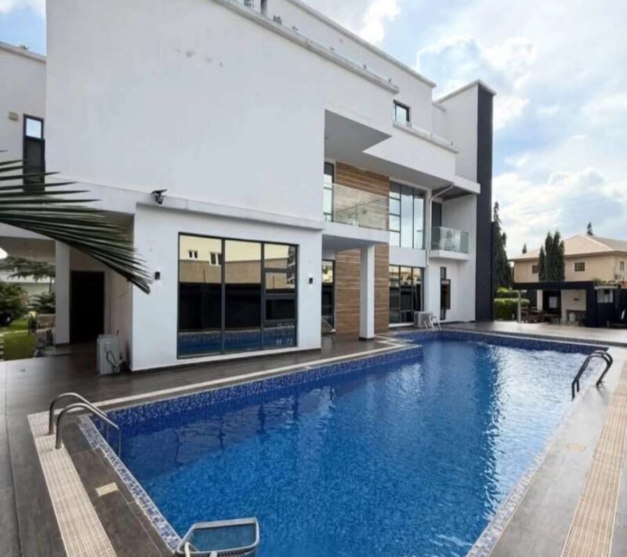 Smart 5 bedroom detached duplex with swimming pool