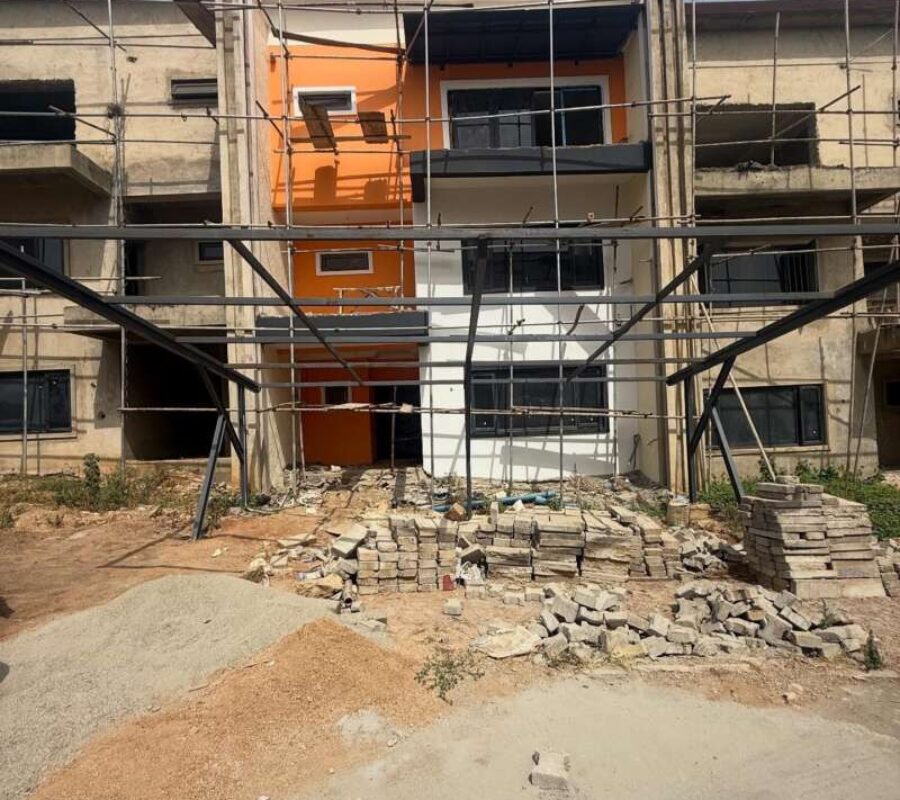 Spacious 4 bedroom terrace duplex with a room Bq