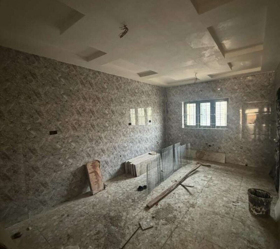 Spacious 4 bedroom terrace duplex with a room Bq