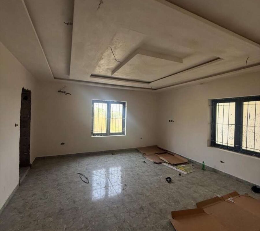Spacious 4 bedroom terrace duplex with a room Bq