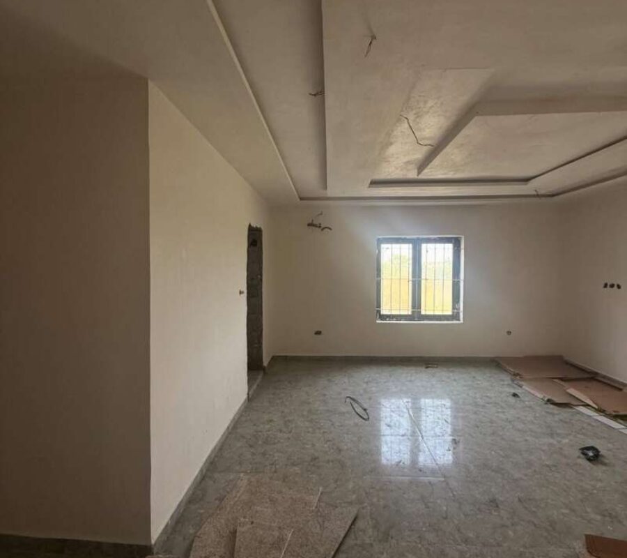 Spacious 4 bedroom terrace duplex with a room Bq