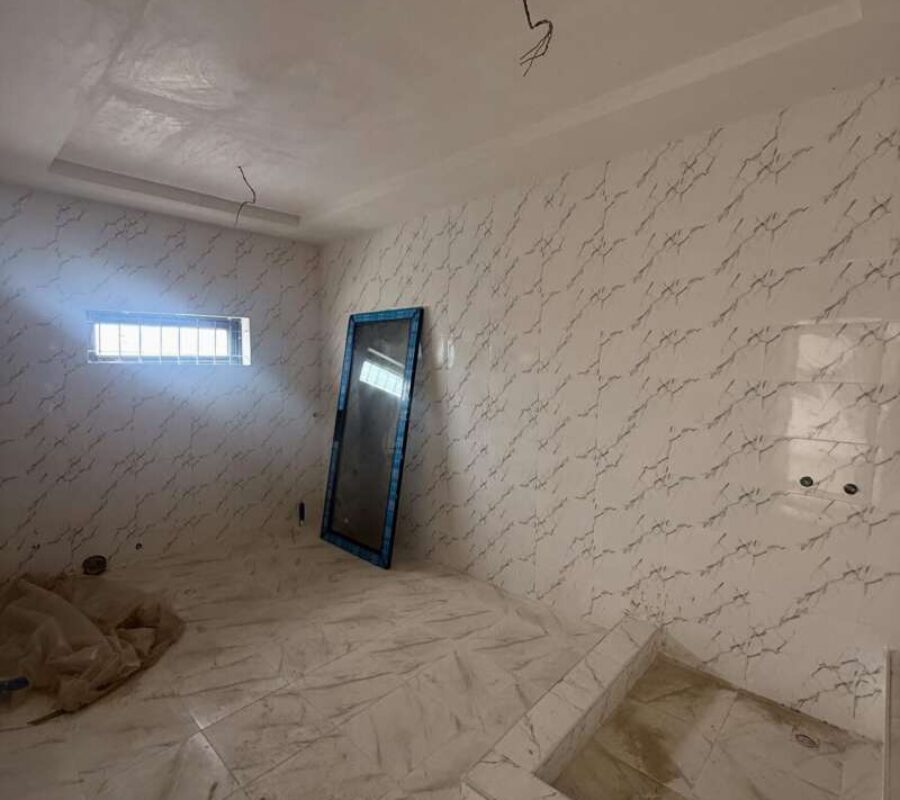 Spacious 4 bedroom terrace duplex with a room Bq