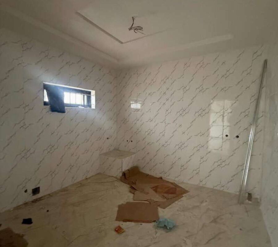 Spacious 4 bedroom terrace duplex with a room Bq