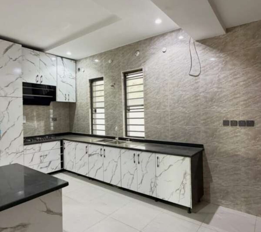 Luxury 5 bedroom detached duplex with swimming pool