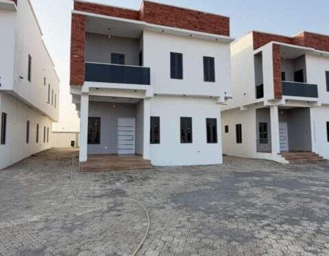 Spacious 4 bedroom detached duplex with Bq