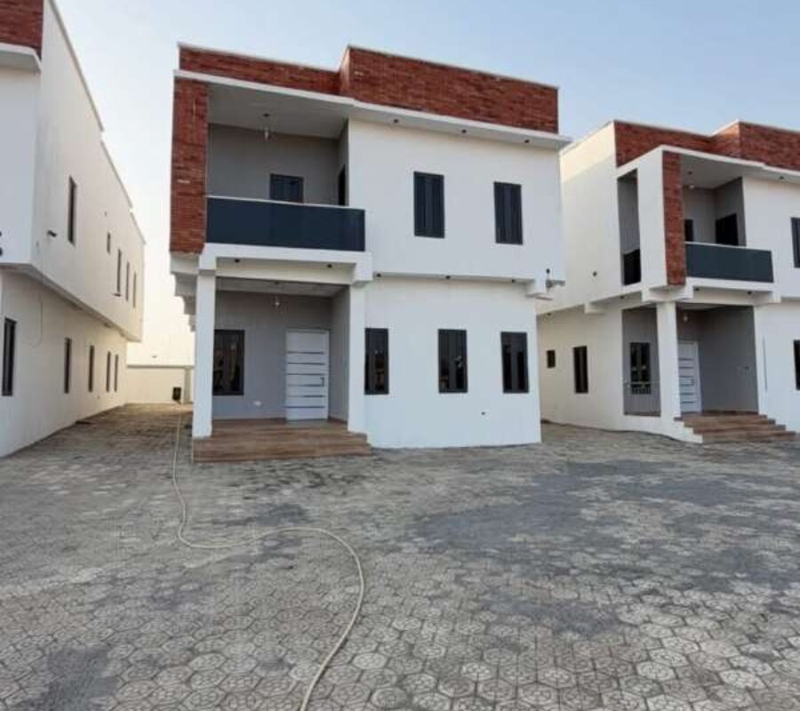 Spacious 4 bedroom detached duplex with Bq
