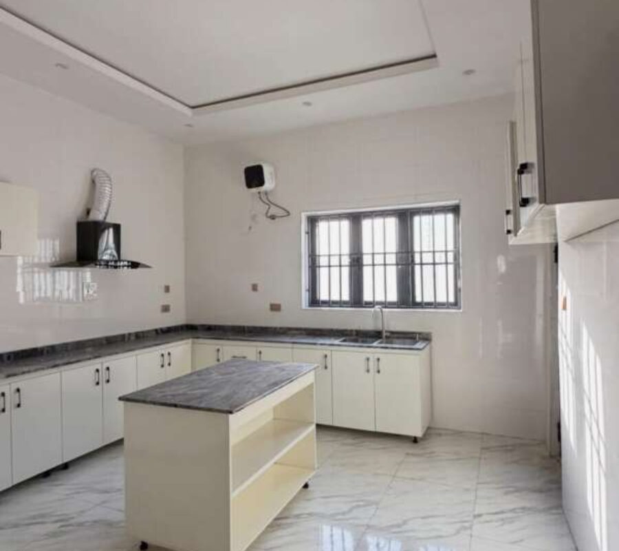 Spacious 4 bedroom detached duplex with Bq