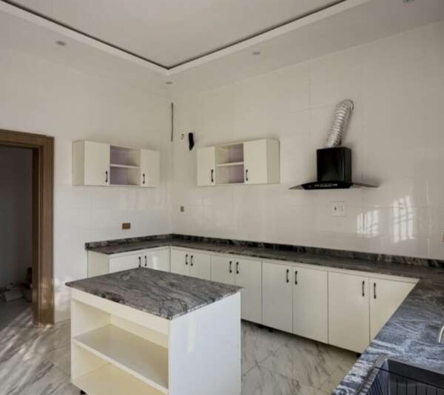 Spacious 4 bedroom detached duplex with Bq