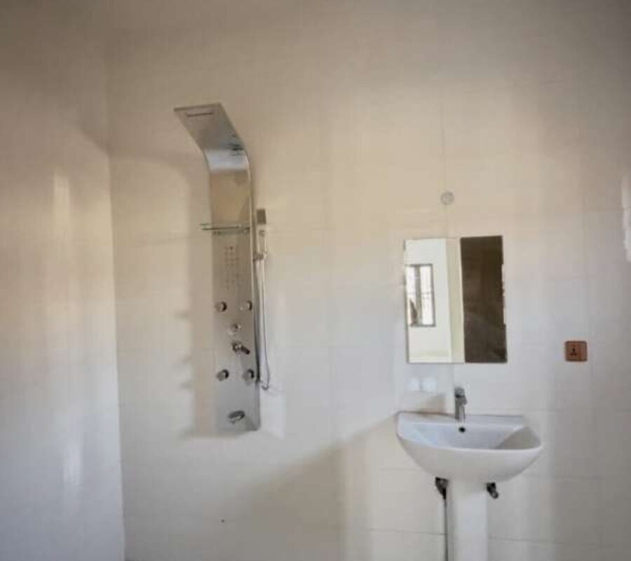 Spacious 4 bedroom detached duplex with Bq