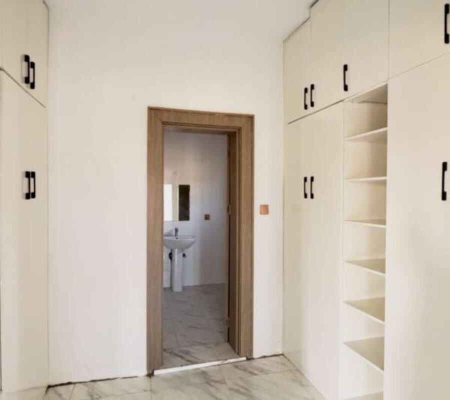 Spacious 4 bedroom detached duplex with Bq