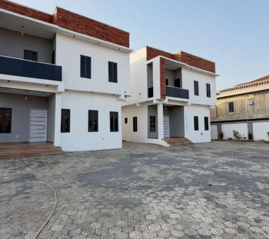 Spacious 4 bedroom detached duplex with Bq