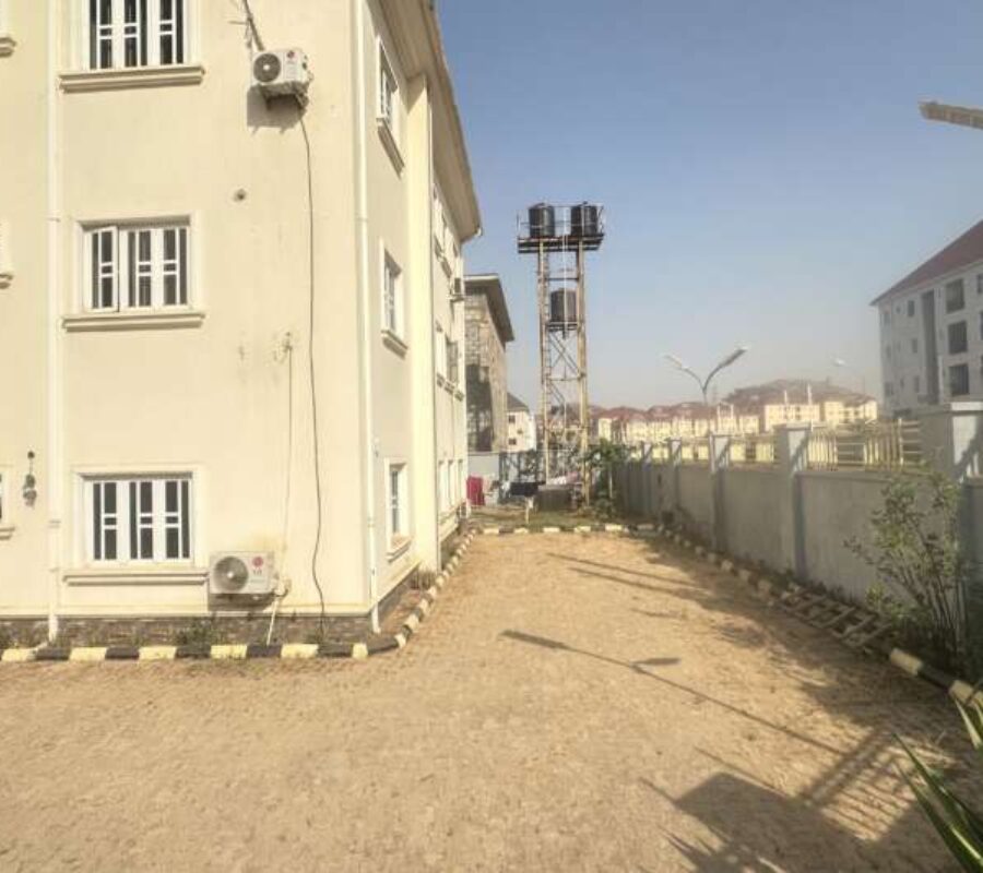 6 units 3 bedroom flats with a Bq each