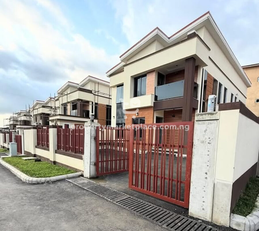 Exquisitely finished 4 bedroom detached duplex with Bq