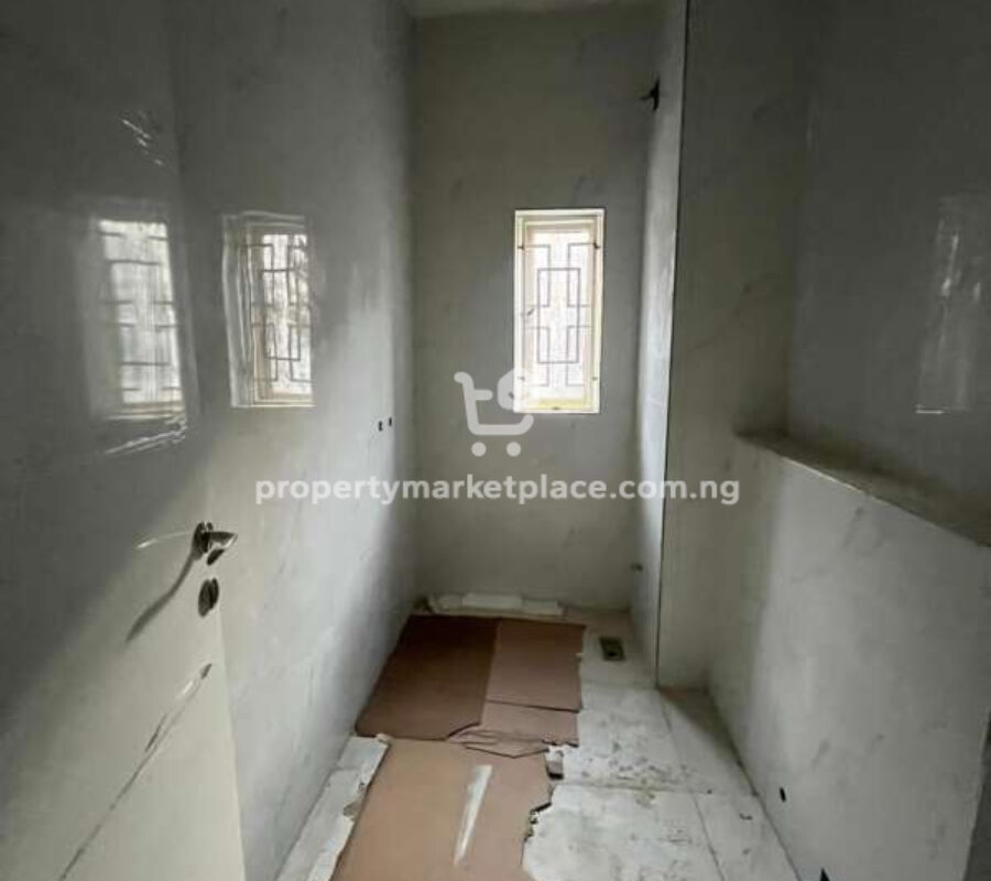 Spacious 4 bedroom terrace duplex with Bq