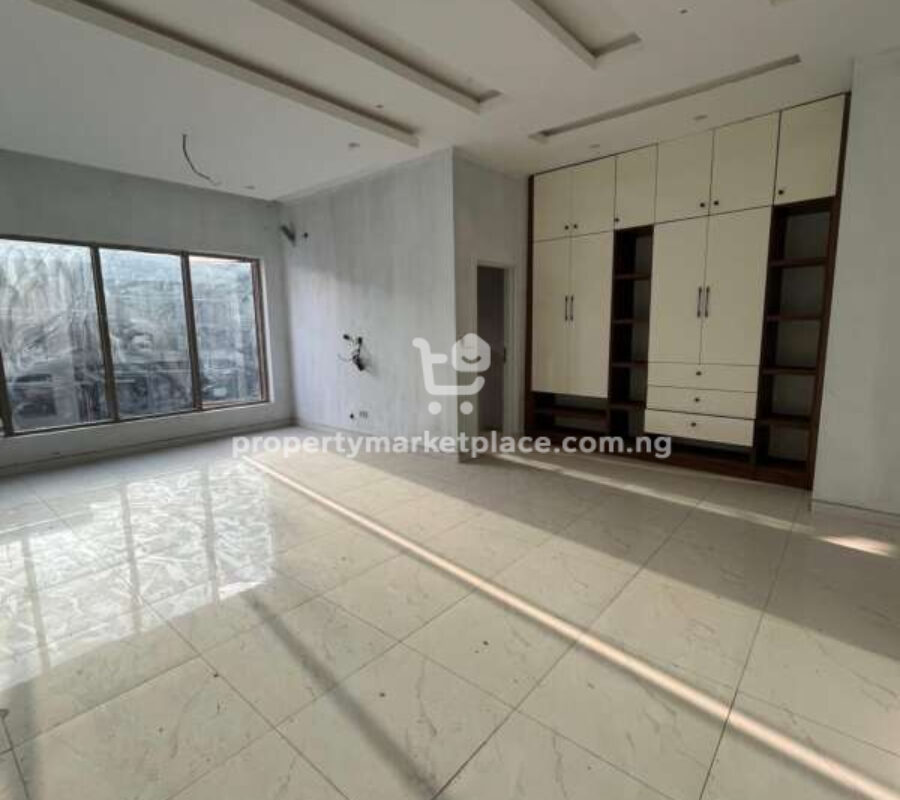 Spacious 4 bedroom terrace duplex with Bq