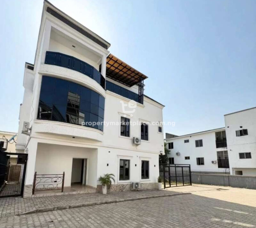 5 bedroom detached duplex with a room Bq
