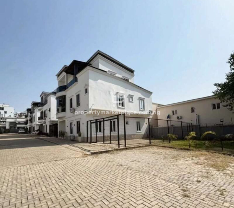 5 bedroom detached duplex with a room Bq