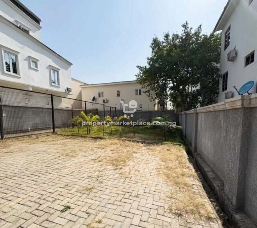 5 bedroom detached duplex with a room Bq