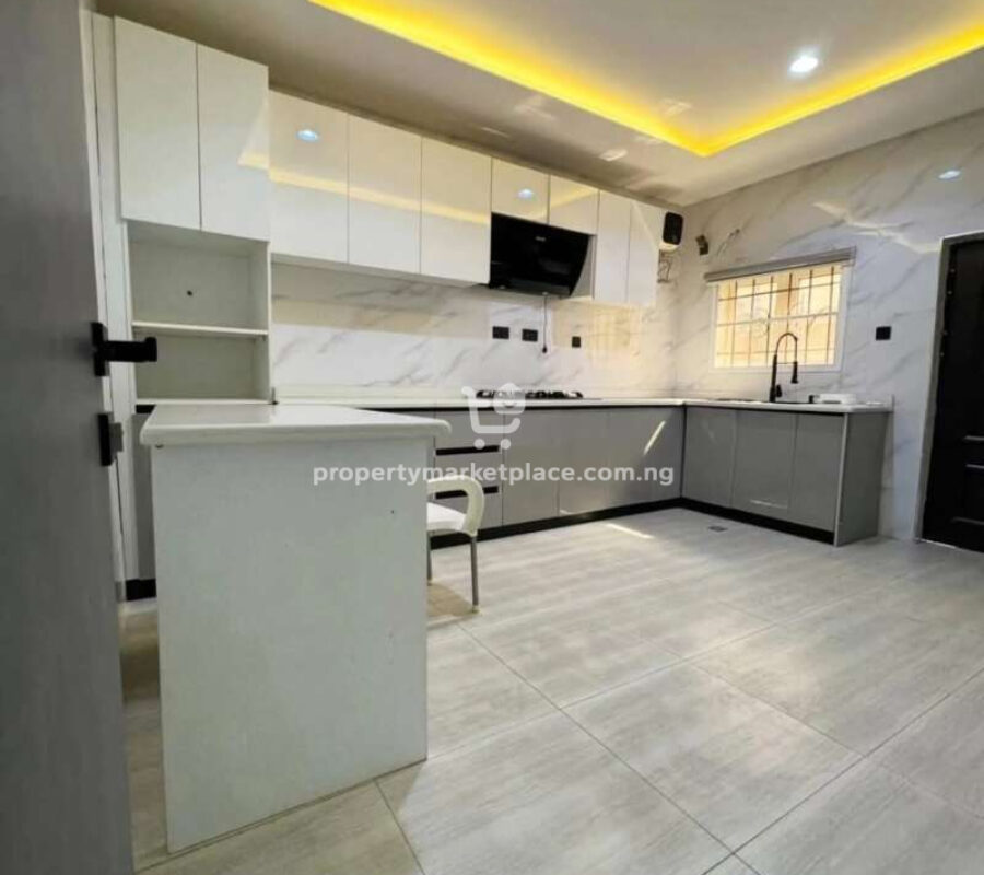 5 bedroom detached duplex with a room Bq