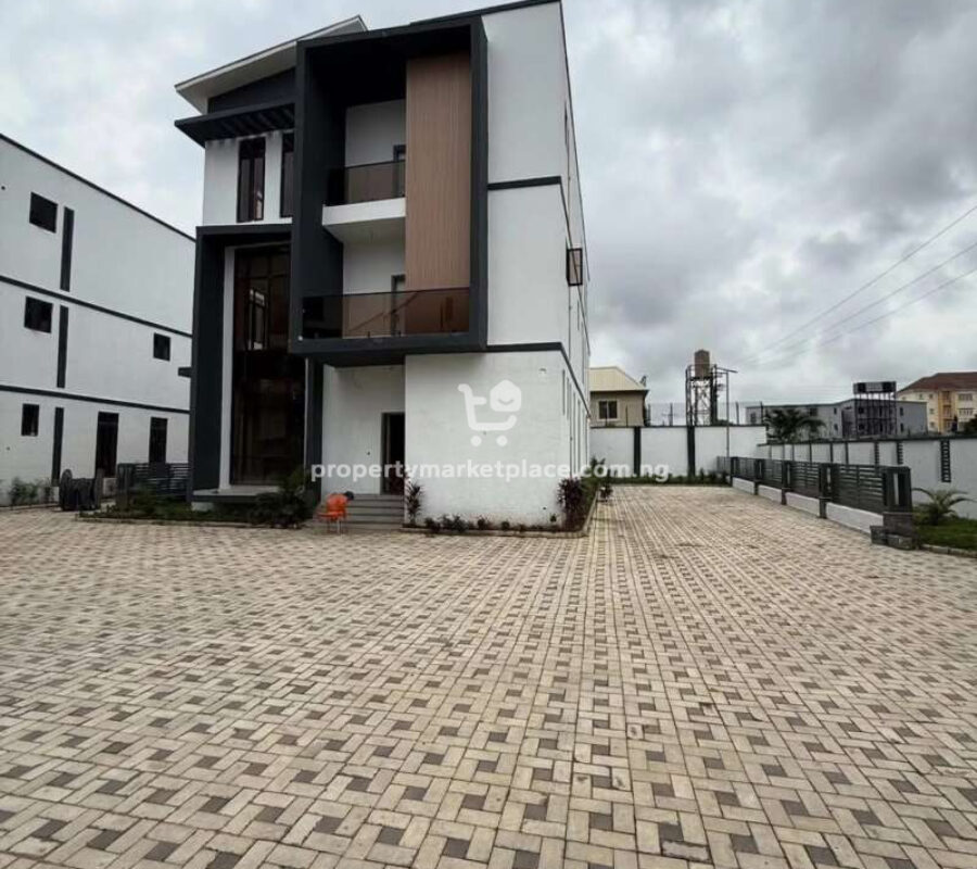 6 bedroom detached duplex with a room Bq