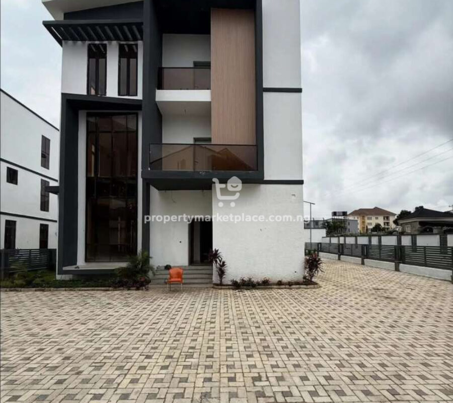 6 bedroom detached duplex with a room Bq
