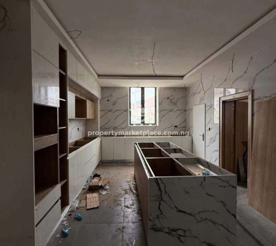 6 bedroom detached duplex with a room Bq