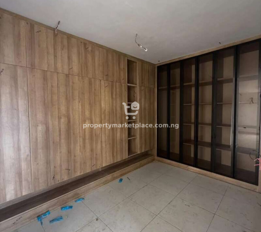 6 bedroom detached duplex with a room Bq