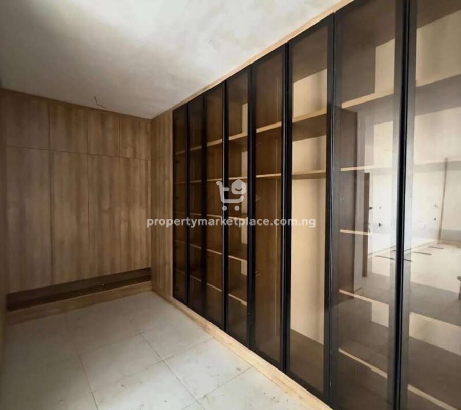 6 bedroom detached duplex with a room Bq