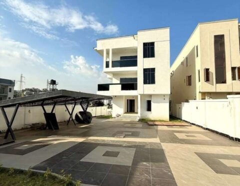 5 bedroom detached duplex with swimming pool