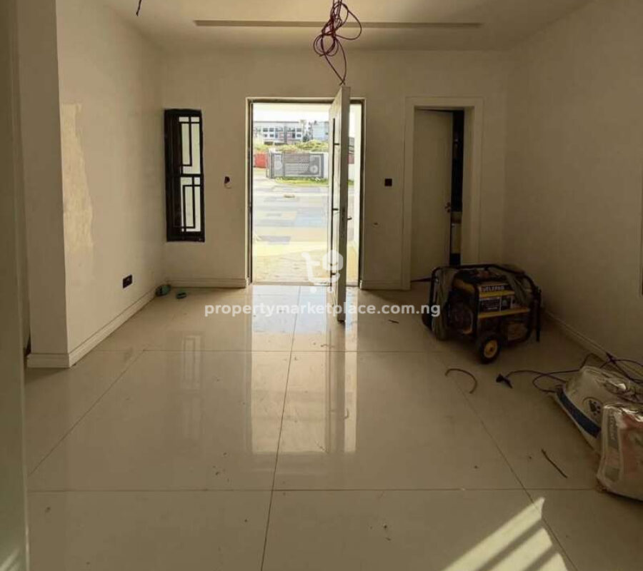 5 bedroom detached duplex with swimming pool
