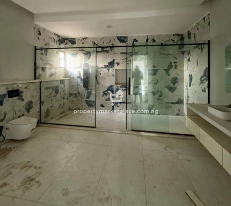 5 bedroom detached duplex with swimming pool