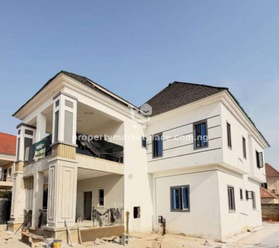4 bedroom detached duplex with a room Bq
