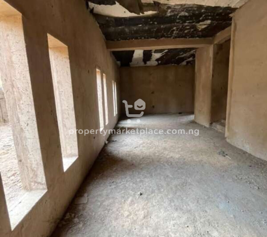Spacious 4 bedroom terrace duplex with Bq