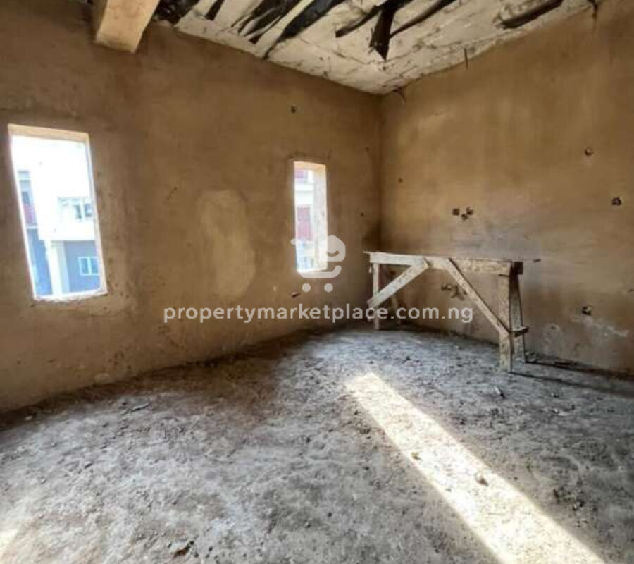 Spacious 4 bedroom terrace duplex with Bq