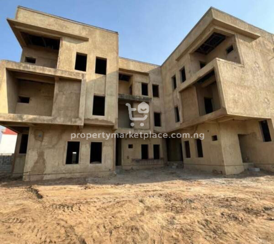 Spacious 4 bedroom terrace duplex with Bq