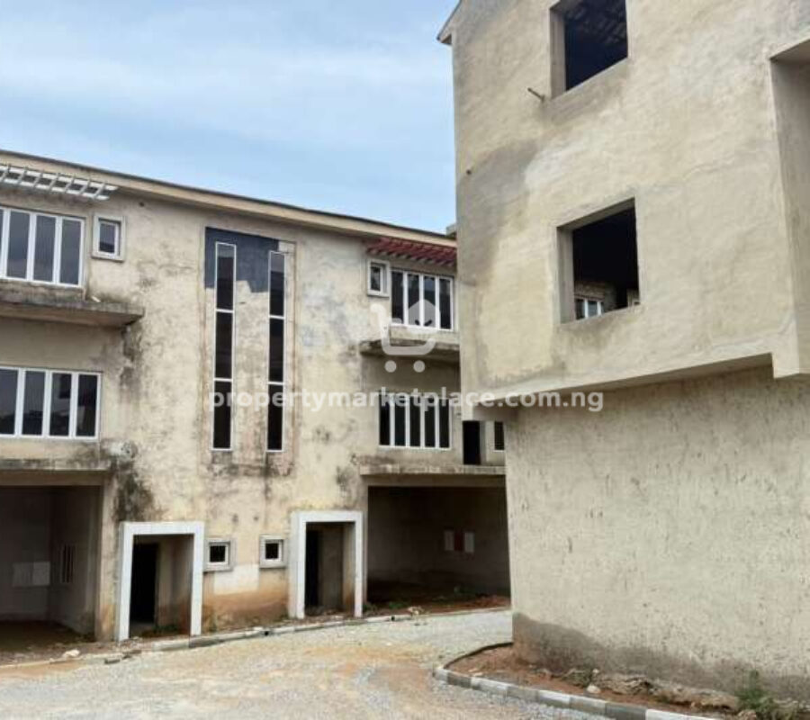 4 bedroom terrace duplex with Bq