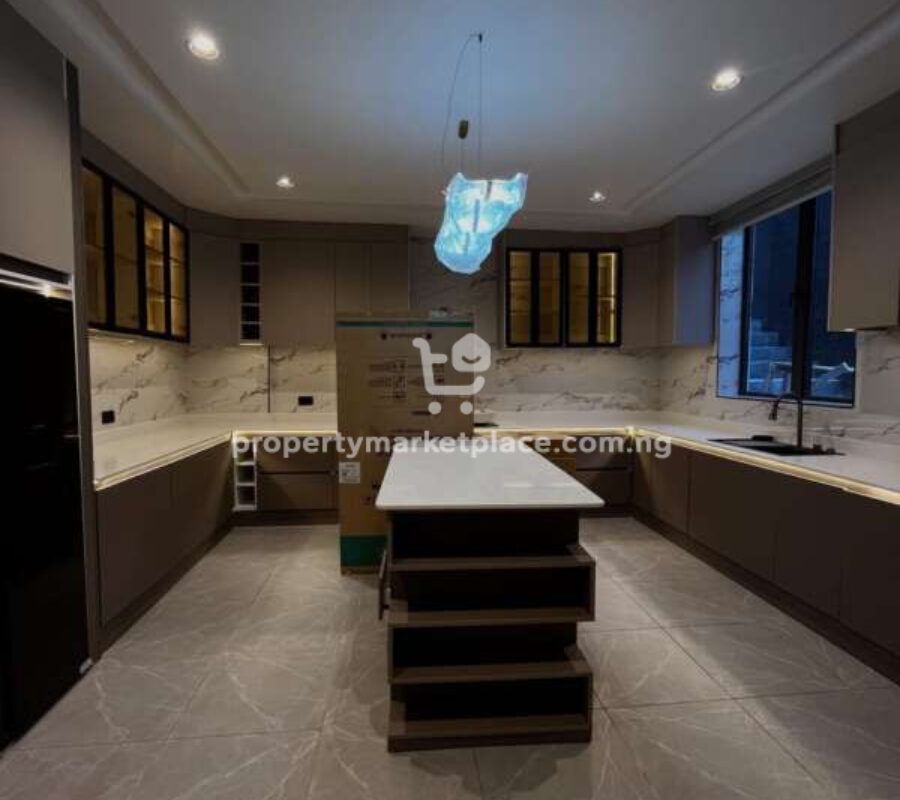 7 bedroom detached duplex with 2 rooms Bq