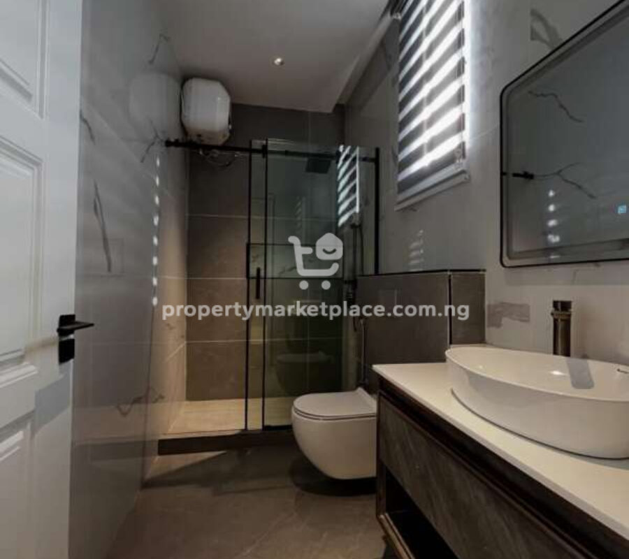 7 bedroom detached duplex with 2 rooms Bq