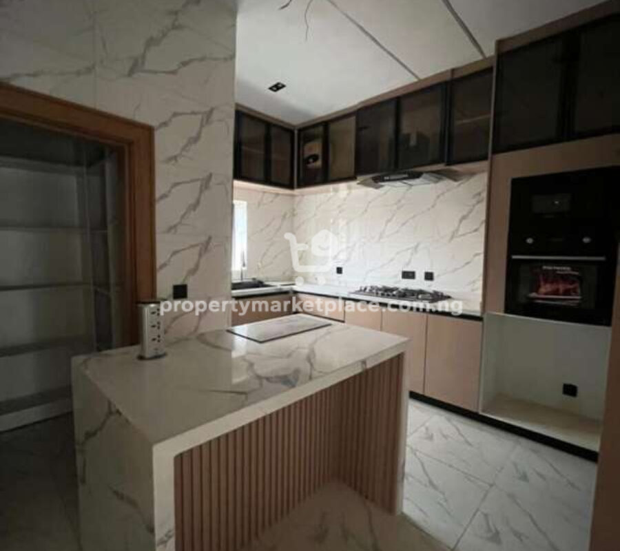 4 bedroom detached duplex with Bq